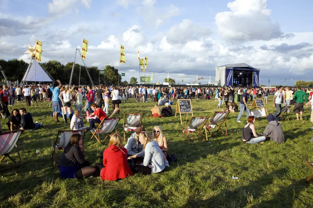 Festivalgoers and atmosphere at Global Gathering 2009